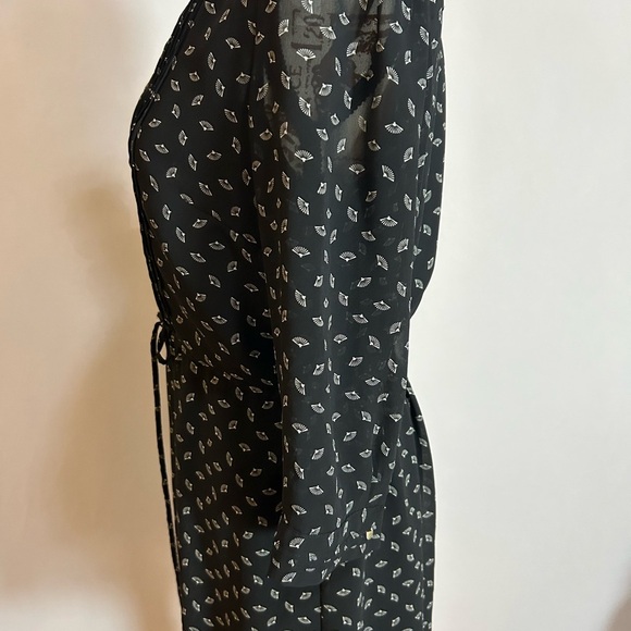 Elegant Black Patterned Dress - Picture 2 of 4
